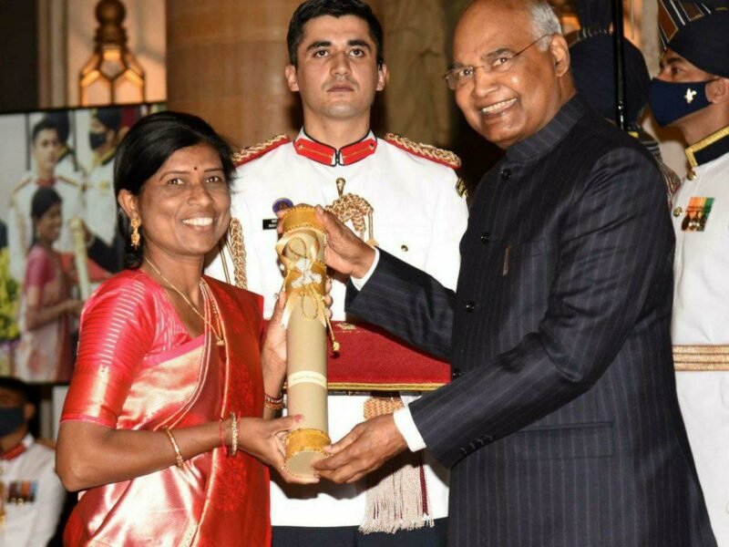 राष्ट्रपती कोविंद यांनी कमल कुंभार यांना नारी शक्ती पुरस्कार प्रदान केला