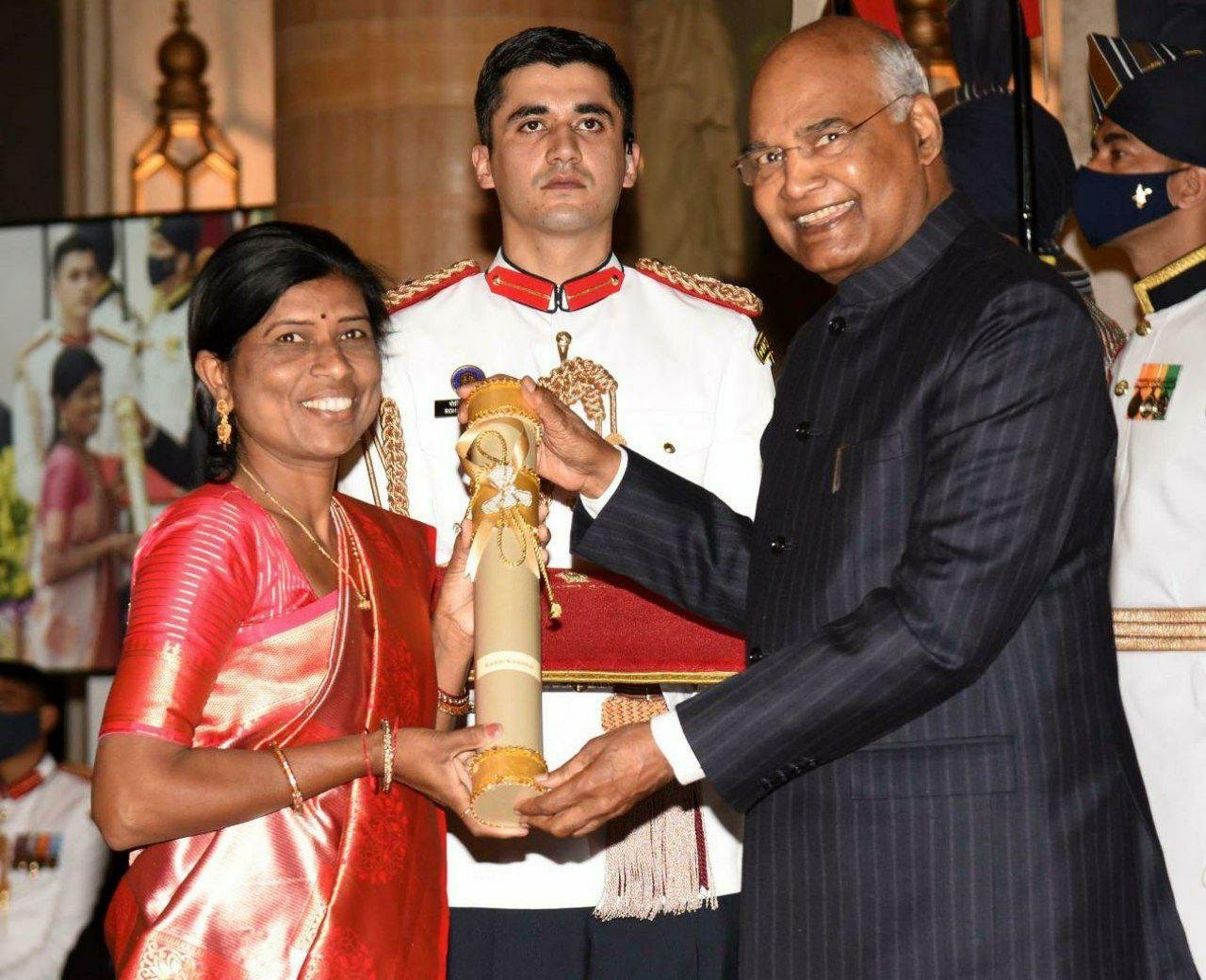 राष्ट्रपती कोविंद यांनी कमल कुंभार यांना नारी शक्ती पुरस्कार प्रदान केला